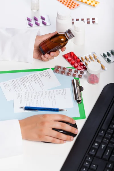 Pharmacist's hands at work — Stock Photo, Image