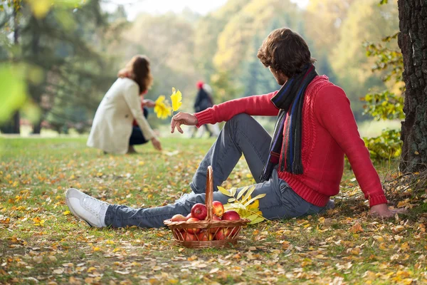 Les gens apprécient l'automne — Photo