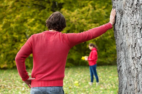 Man observing his girlfriend in park — Stock Photo, Image