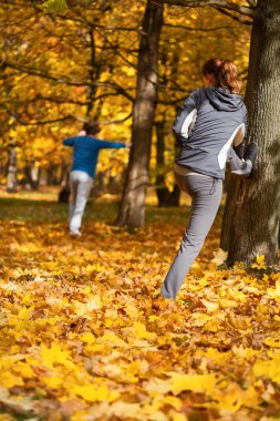 parkta uzanan sonbahar