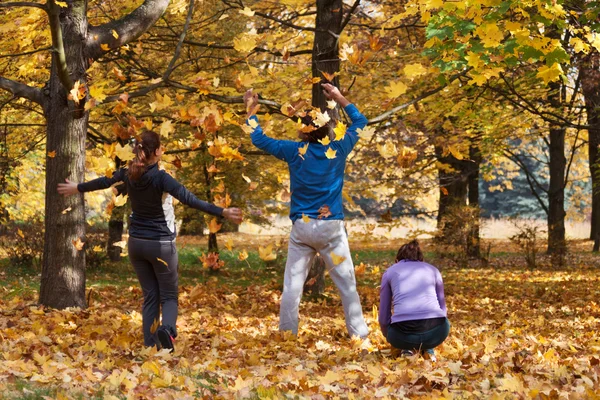 Människor njuter av hösten — Stockfoto