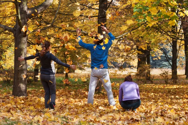 Persone che godono di autunno — Foto Stock