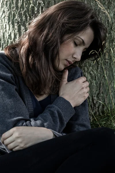 Mujer durmiendo bajo el árbol —  Fotos de Stock