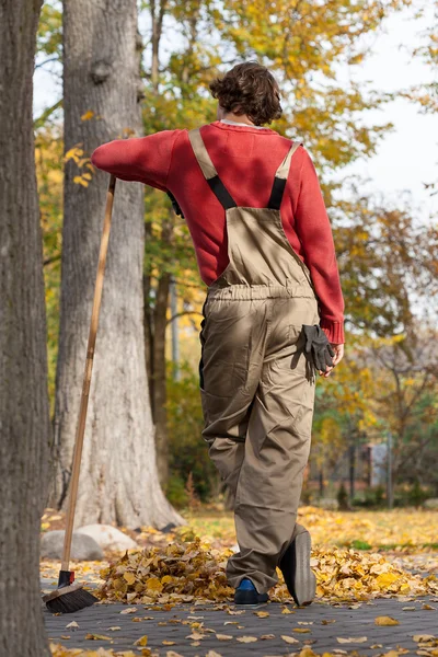 Gelangweilter Gärtner — Stockfoto