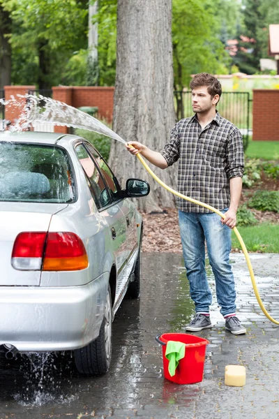 Mann putzt sein Auto — Stockfoto