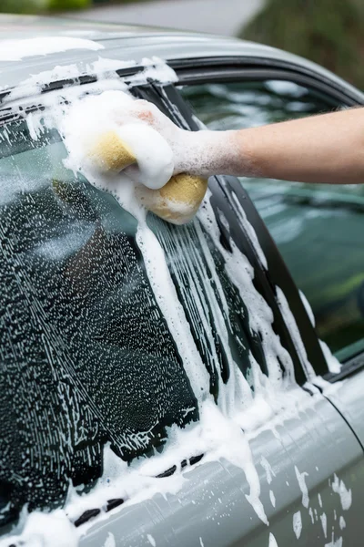 Auto eines Mannes von Hand geputzt — Stockfoto