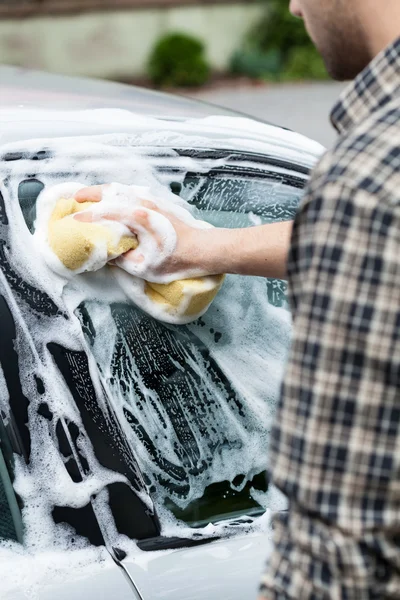 Uomo pulizia la sua auto — Foto Stock