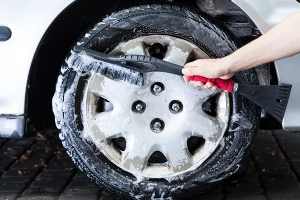 Professional hubcap cleaning — Stock Photo, Image