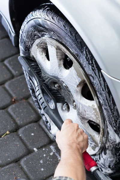 View of hubcap cleaning — Stock Photo, Image