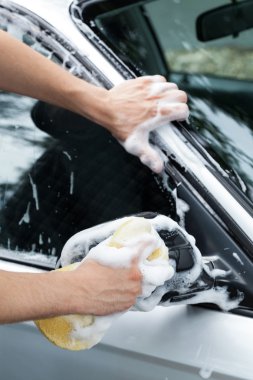 Araba bir sünger ile Temizleme
