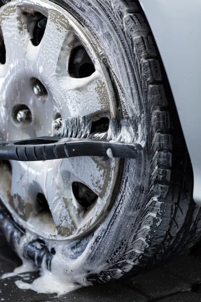 Limpieza de ruedas en un lavado de coches — Foto de Stock