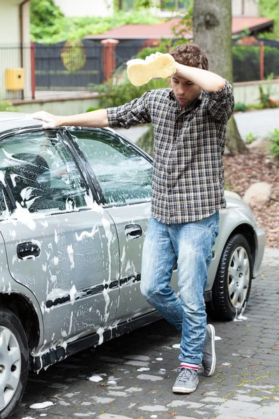 Uomo stanco durante la pulizia dell'auto — Foto Stock