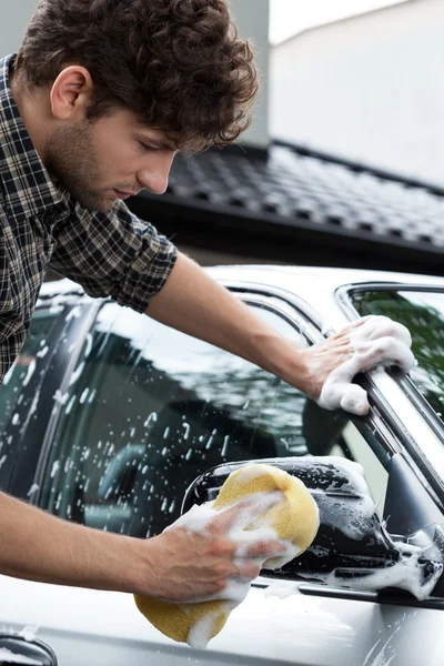 Verwendung eines Schwammes zum Reinigen des Autos — Stockfoto