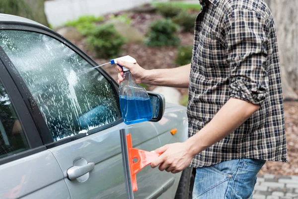 Man cleaning window in a car — Stock Photo, Image