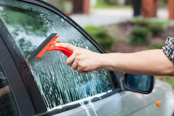 Cleaning car window — Stock Photo, Image