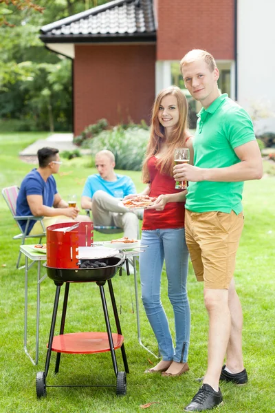 Happy couple supporting grill — Stock Photo, Image