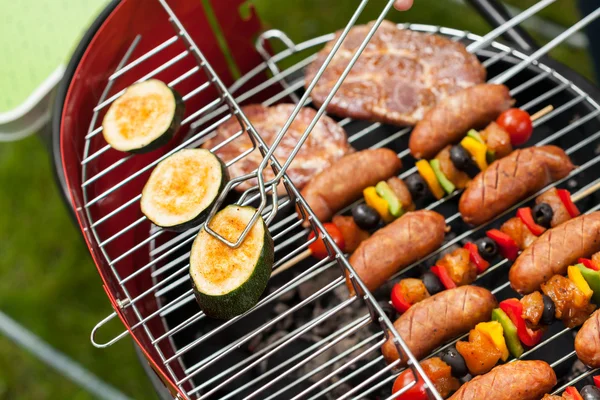 Snacks op een grill — Stockfoto