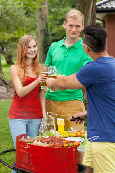 Beber cerveza en una fiesta en el jardín — Foto de Stock