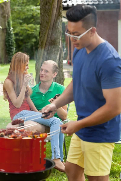 Studenti durante il barbecue — Foto Stock