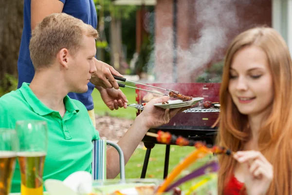 Spise snacks på grillfest – stockfoto