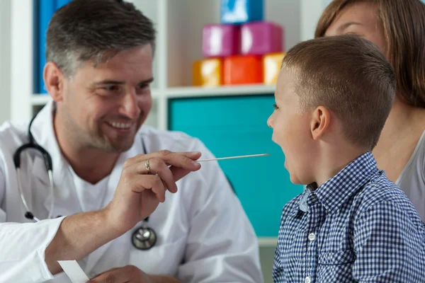 Throat examination at pediatrician's office — Stock Photo, Image