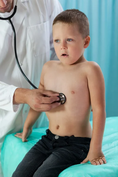 Menino durante consulta médica — Fotografia de Stock