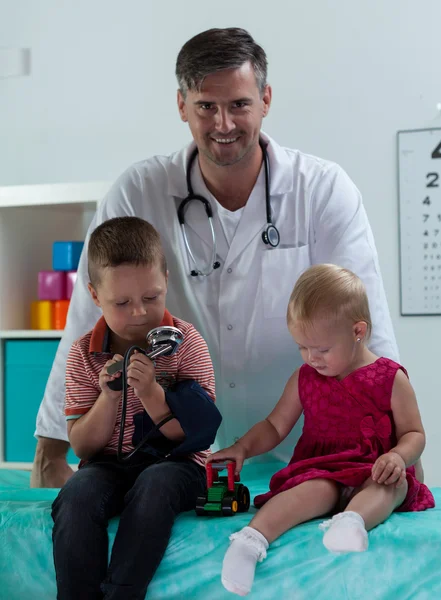 Rodzeństwo w biurze pediatra — Zdjęcie stockowe