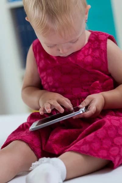 Niña con smartphone — Foto de Stock