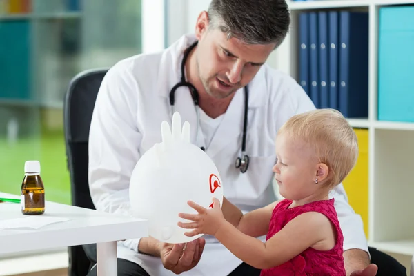 Süßes Mädchen beim Kinderarzt — Stockfoto