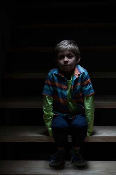 Niño solo en las escaleras en la noche —  Fotos de Stock