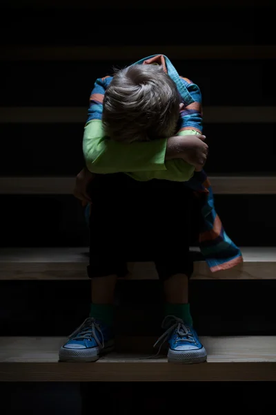 Menino sentindo-se sozinho à noite — Fotografia de Stock