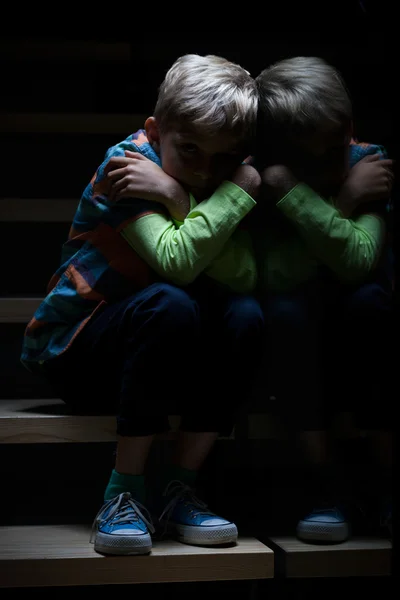 Niño que tiene miedo de la oscuridad —  Fotos de Stock