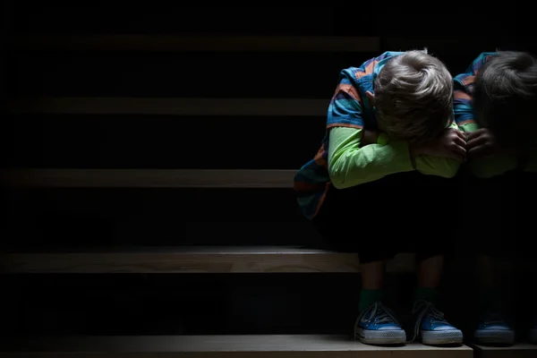 Junge nachts auf einer Treppe — Stockfoto