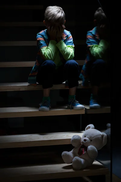 Mannelijk kind huilen bij nacht — Stockfoto