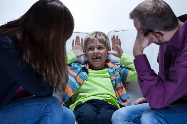 Trötta föräldrar med pedagogiska problem — Stockfoto