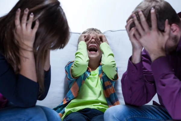 Gritando menino e pais cansados — Fotografia de Stock