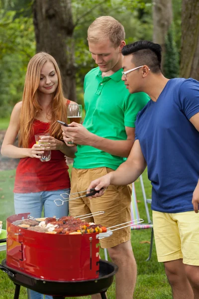 Barbecue with beer in a garden — Stock Photo, Image