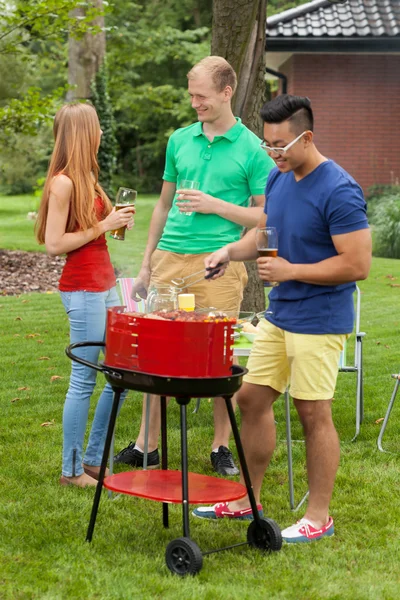 Divers amis sur un barbecue — Photo