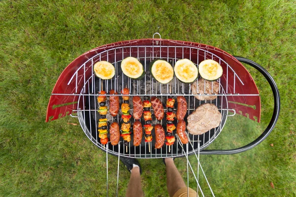 Lækker mad grilling på en grill - Stock-foto