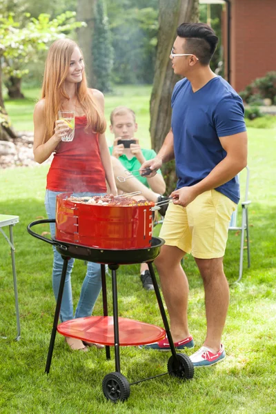 Diverse venner som snakker på grillfest – stockfoto