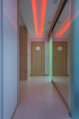 neon aydınlatma ile modern koridor