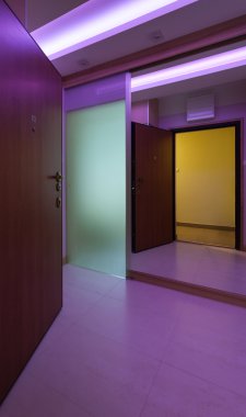 modern aydınlatma ile daire girişi