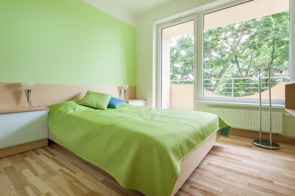 Schlafzimmer mit grünen Elementen — Stockfoto