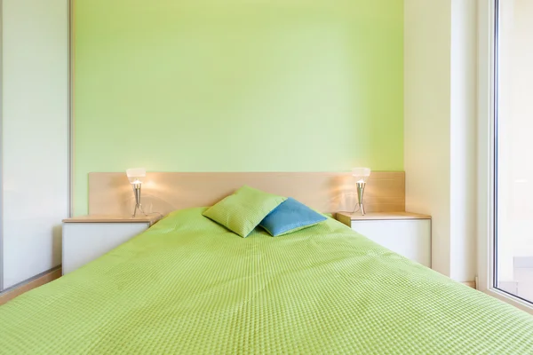 Interno della camera da letto con parete verde — Foto Stock