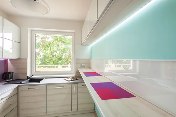Neon aydınlatma ile modern bir mutfak — Stok fotoğraf
