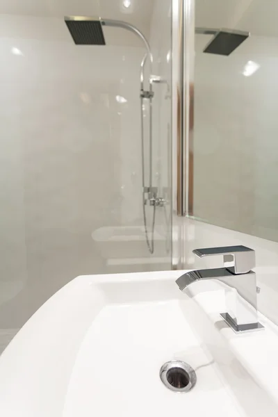 Fregadero blanco en baño moderno — Foto de Stock