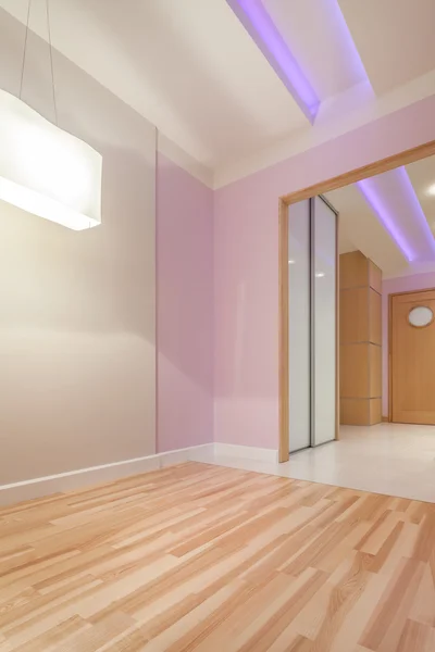 Bright apartment with modern ceiling — Stock Photo, Image