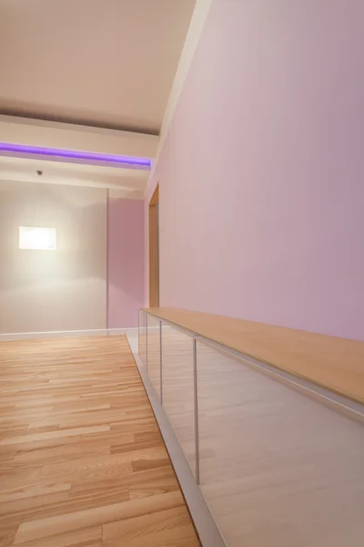 Фиолетовый номер с современным потолком — стоковое фото