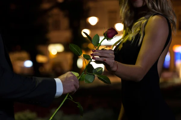 Frau bekommt Rose beim ersten Date — Stockfoto