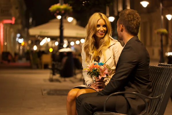 Couple assis sur un banc — Photo